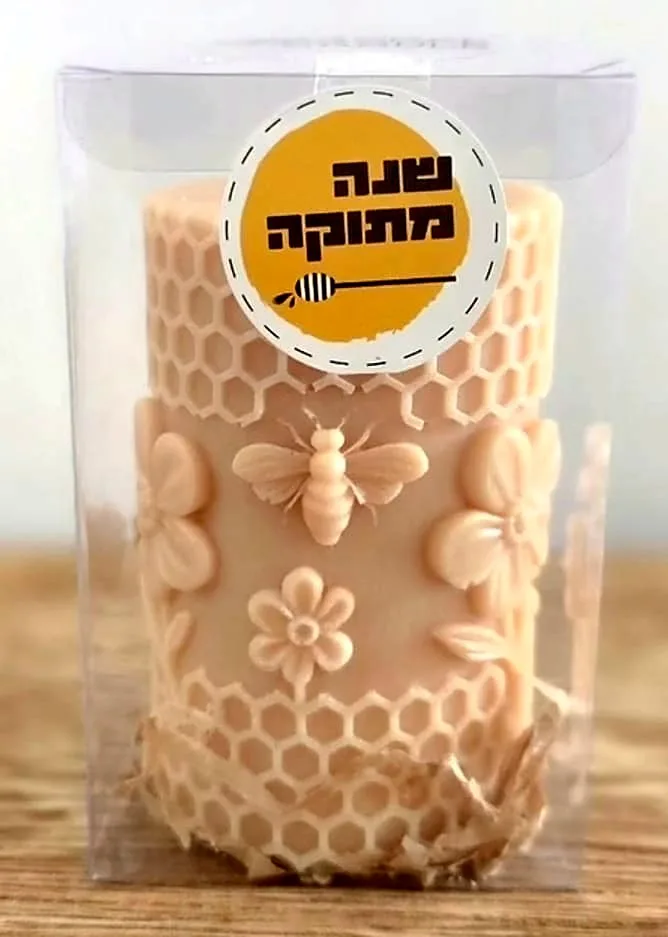 נר יצוק דבורה ופרחים